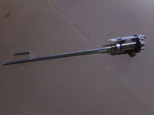Remeha Düsenschaft mit einem langen, geraden Rohr und einer Halterung an der Spitze. Die Konstruktion ist metallisch und scheint für technische Anwendungen vorgesehen zu sein.